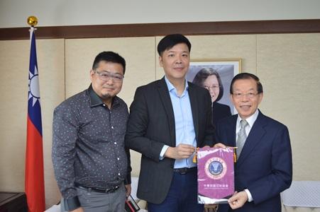 写真右より、謝長廷・駐日代表、張国祚・中華民国羽球（バドミントン）協会理事長、葉建揚・台日産経友好促進会会長