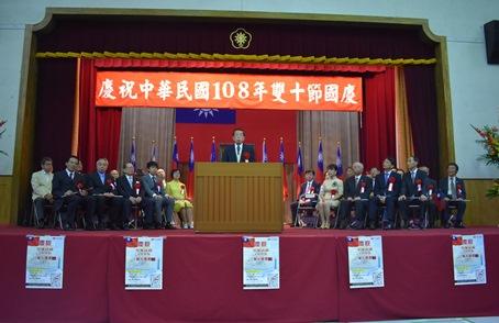 あいさつする謝長廷・駐日代表。張仁久・駐日副代表（右側前列左３）、張春美・中華民国留日東京華僑総会会長（左側前列右１）、劉冠賢・台湾留日東京同学会会長（左側前列右２）
