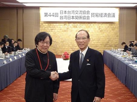 邱義仁・台湾日本関係協会会長（左）、大橋光夫・日本台湾交流協会会長（右）
