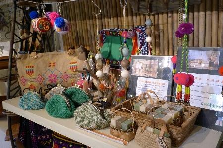 台東から花蓮方面に向かうバスに乗り、海岸沿いを30分ほど進むと、都蘭という町に到着します。ここは台湾原住民族のアミ族が多く暮らしています。海と山に囲まれた風光明媚な場所で、十数年前から数多くのアーティストたちが移り住み、芸術活動が活発な土地となりました。中心部にはかつての製糖工場の施設を利用した芸術スポット「新東糖廠文化園区」があります。園内には工房やギャラリーのほか、原住民族のグッズを扱ったショップもあります。さらに、集落にはアミ族の女性たちが手がける手工芸品の工房が点在しています。現代風にアレンジされた伝統工芸品は、デザインが優れている上に、実用性に富んだものが少なくありません。都蘭を訪れたらこうした工房を訪ね歩いてみてはいかがでしょうか。