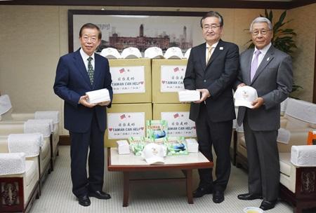 謝長廷・駐日代表（写真左）、石森孝志・八王子市長（中央）、黒須隆一・台湾友の会会長（右）
