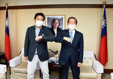 謝長廷・駐日代表（右）、米田建三・国際経済交流協会会長（元衆議院議員）（左）