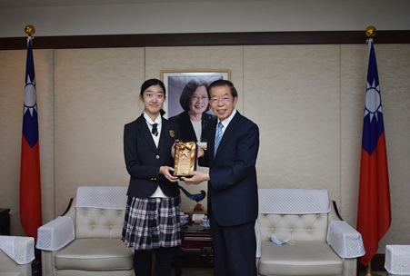 謝長廷・駐日代表（写真右）から表彰楯を受け取る山内彩さん（左）。
山内さんは現在中学3年生。台湾の「財団法人 励馨社会福利事業基金会」が主催する「第8回　アジアン ガール アワード」（亜洲女孩奨）にデートDV防止ネットワークの研究プログラムが評価され「社会刷新賞」（社会創新奨）を受賞した。新型コロナウイルス感染状況の影響で台湾を訪問できないことから、東京・白金台の駐日代表処で伝達式が行われた。

