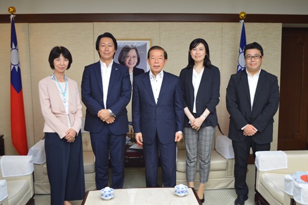 謝長廷・駐日代表（中央）、熊谷典和・テレビ神奈川代表取締役社長（左２）