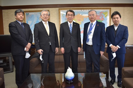 蔡明耀・駐日副代表（写真右２）、蝦名大也・釧路市長（中央）

