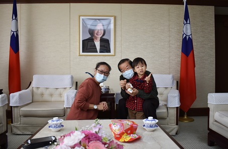 謝長廷・駐日代表（写真中央）、眼球内にできた悪性腫瘍治療のため高雄市から来日し、病院での治療を終え、退院した3歳の范くん（右）と親族（左）。
范くんの来日には外交部や日本の対台湾窓口である日本台湾交流協会などの働きかけもあり、コロナ禍ではあったが、ビザが円滑に発給され日本での治療が実現した。
