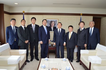 謝長廷・駐日代表（右４）、衛藤征士郎・日本台湾親善協会会長/衆議院議員（左４）および日本台湾親善協会一行