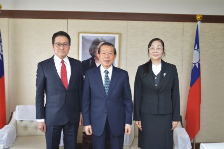 謝長廷・駐日代表（中央）、藤本正之・国巨公司（YAGEO）技術長（左）、鄒幼涵・駐日代表処顧問（右）