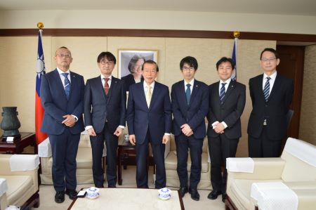 謝長廷・駐日代表（左３）、島村暢之・全日本教職員連盟委員長（左２）