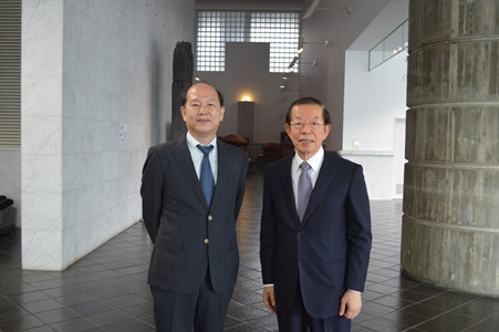 謝長廷・駐日代表（右）、永益英敏・京都大学総合博物館館長（左）