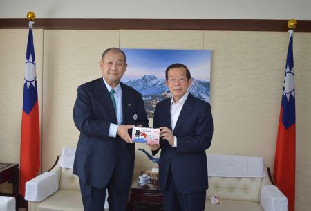 謝長廷・駐日代表（右）、山尾順紀・山形県新庄市長（左）