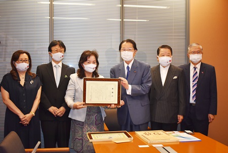 台湾の「東志企業」から60万枚のマスクが、「日本関東副総統頼清徳友の会」を通して日本各地に寄贈された。これに対し、寄贈の一部を受けた日本台湾親善協会から感謝状が関係者らに贈られた。写真右から、蔡明耀・駐日代表処 副代表、詹徳薫・東京媽祖廟 董事長、衛藤征士郎・日本台湾親善協会 会長/衆議院議員、蕭悧悧・日本関東副総統頼清徳友の会 会長、許青峰・日本台医人協会 会長、銭妙玲・世界華人工商婦女企管協会日本分会 会長
