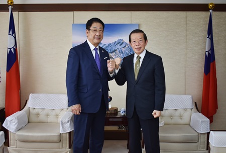 謝長廷・駐日代表（写真右）、工藤壽樹・函館市長（左）
