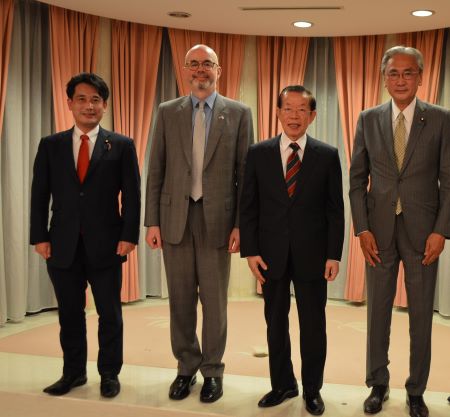 謝長廷・駐日代表（右２）、レイモンド・グリーン駐日米国臨時代理大使（左２）、古屋圭司・日華議員懇談会会長/衆議院議員（右１）、滝波宏文・参議院議員（左１）