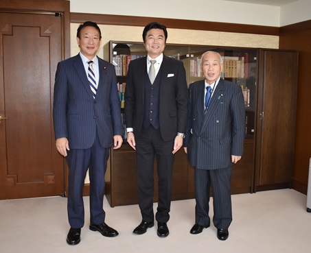 李世丙・駐日副代表（写真中央）、北神圭朗・衆議院議員（左）、奥田龍司・「植音」代表取締役会長（右）
