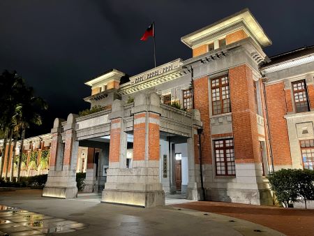台湾西北部の中枢である新竹市は人口約45万の商業都市。市内の随所に歴史建築や古刹が点在していることでも知られる都市です。ここはその要となる場所。日本統治時代に新竹州庁舎として建てられた官庁建築で、戦後は新竹市政府（市役所）として使用されてきました。正面に立ってみると、赤煉瓦特有のややくすんだ色合いが風格を漂わせています。そして、赤煉瓦造りの西洋建築でありながらも、屋根の部分に目を向けると、日本式の黒瓦が見られます。言ってみれば、和洋折衷様式の官庁舎です。1944（昭和19）年には空襲に遭い、一部が倒壊しましたが、戦後すぐに修復されました。現役の行政庁舎なので、平日の日中であれば、館内に入ることも可能です。夜間はライトアップされるので、夕暮れ時を狙って訪れてみるのもおすすめです。