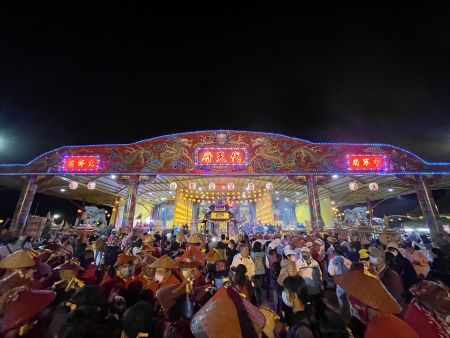 三隆宮は小琉球における信仰の中心。池府、呉府、朱府といった三つの姓をもつ王爺を祀っており、「三府千歳」と呼ばれています。三隆宮の歴史は古く、清国統治時代の1736年に福建から陳明山という人物がもたらした神像を祀ったのがその始まりでした。陳明山は小さな船で小琉球に到着し、すぐに簡素な祠を建てたと言います。それ以来、島の人々は悩み事があるとここを訪れ、手を合わせるようになりました。その後、霊験あらたかな廟として知られるようになり、評判が評判を呼んで、今や多くの参拝客が訪れています。小琉球の住民は大部分が漁業関係者ですが、漁師たちは海に出る前には必ずここを訪れ、加護を祈るそうです。この廟は丘の上にあり、石段を上った先からは遠くに海も眺められます。