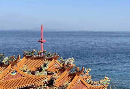 台湾の南西に位置する小さな島。小琉球は屏東県に属しており、東港の沖合約14キロの場所にあります。小琉球とは通称で、正式には「琉球嶼」と言います。青い海と白い砂浜が広がる美しい島で、高雄から日帰りでも訪れることが可能なこともあり、行楽地として人気が高まっています。一周12キロほどの島ですが、島内は意外に思えるほど起伏に富んでおり、自然景観はダイナミックです。言うまでもなく、シュノーケリングやダイビングなどのマリンスポーツも盛んで、東港からやってくる船が発着する港の周辺にはいくつかのショップがあります。夏場が観光シーズンとなりますが、春先に訪れれば暑さから逃れられるので、この時期に訪れる人も増えています。島内には週末を中心に行楽客用にバスも運行されていますが、電動機付きバイクの利用が人気を集めています。