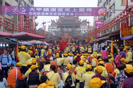 媽祖信仰は台湾ではとても盛んに行われており、その存在は人々の暮らしに無くてはならないものとされています。媽祖は宋の時代に実在した女性で、「航海の女神」として崇められています。旧暦3月23日は媽祖の生誕日とされ、各地の廟で祭事が行われます。中でも、「媽祖遶境」と呼ばれる行事は、台中市大甲にある鎮瀾宮の神像が嘉義県新港にある奉天宮まで、沿路の廟や祠に立ち寄りながら、移動するというもの。媽祖の神像は神輿に乗せられて移動しますが、信徒たちはこれとともに徒歩で移動します。行程は8泊9日で、走行距離はのべ340キロにおよびます。巡礼ルートは事前に決まっていますが、時間についてはズレが生じるため、携帯電話のアプリが開発され、これで一行のいる場所が随時わかるようになっています。スケジュールは毎年異なり、2022年は4月9日から17日まで行なわれました。巡行は全区間参加しなくても問題はないので、それぞれの都合に合わせ、一部だけ参加するという信徒も多く見られます。ぜひ一度はその熱気に触れに出かけてみたいものです。
