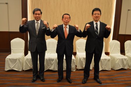 謝長廷・駐日代表（中央）、蒲島郁夫・熊本県知事（左）、大西一史・熊本市長（右）