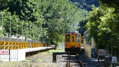 新竹から分岐する内湾線は、ローカル線の風情が色濃く感じられる魅惑の路線です。その終点となる内湾は山間に位置する小さな駅。豊かな緑に包まれた終着駅です。沿線の竹東と同様、住民の大半は客家（ハッカ）住民で占められています。素朴な味わいで親しまれている客家料理は、醤油をベースにした煮込みものが多く、日本人にも親しまれています。また、すり鉢を用いた「擂茶」などを楽しむことができます。これはいわゆるお茶請けをすり鉢で潰し、お茶に溶かしていただくというもの。これは行楽客にも人気があり、内湾には擂茶が楽しめる喫茶店が並んでいます。また、内湾からさらに先へ進むと尖石という町があり、ここにはタイヤル族の人々が暮らしています。内湾からはバスも出ているので、台北を早めに出発すれば、日帰りが可能です。気軽にワンデイトリップを楽しんでみましょう。