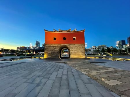清国時代の台北は周囲に城壁が設けられていました。朱色の壁が落ち着いた印象を与える城門で、独特な風格を漂わせています。台北城は東西南北に加え、小南門を合わせた合計五つの城門がありましたが、北門はその中で唯一、竣工時の姿を留めています。北門の正式名称は「承恩門」で、1884年に竣工しました。都市開発が進む中、その扱いについては議論が繰り返されましたが、文化財保護の観点から熱心な保存運動が起こり、1998年に国家が指定する古蹟に指定されました。現在は城門を中心とした空間が文化広場として整備されており、イベントなども開かれています。夜間はライトアップが施され、美しさを増します。散策スポットとしても親しまれ、夕刻を迎えると、夕涼みにやってくる人々でちょっとした賑わいとなります。