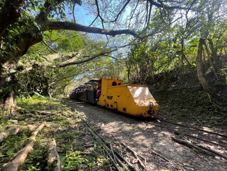 新北市平渓区にある新平渓煤礦博物館。ここは「炭坑」をテーマとした博物館です。台湾北東部にはかつて、たくさんの炭坑がありましたが、現在はほぼ全てが閉山。過去のものとなりました。ここは新平渓炭坑の施設をそのまま敷地とし、当時の採掘用具や設備を展示しているほか、炭坑労働者の生活風景などが紹介されています。中でもメインアトラクションとなっているトロッコ列車は世代を問わず、人気があります。日本製のバッテリーカーが石炭の運搬に使用されていたトロッコを牽いて走ります。走行距離は約1.2キロ。もともとが石炭運搬用だったため、乗り心地は期待できませんが、それがまた味わい深く、これを目的にやってくる行楽客も少なくありません。