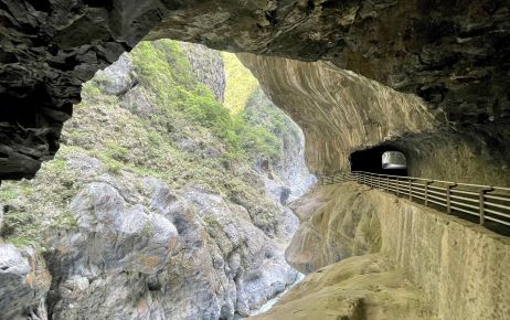 台湾東部に位置する太魯閣（タロコ）峡谷。ここは多くの行楽客が押し寄せる一大景勝地です。この峡谷は立霧渓が隆起準平原を侵食してできたもので、高さ1000メートルを超える岩肌が両側に迫ります。ユーラシアプレートとフィリピン海プレートの衝突によって生まれた地塊が2億年にわたる激しい地殻変動を繰り返し、そこを立霧渓が侵食したことで大峡谷となりました。見るからに険しい太魯閣峡谷ですが、現在はトンネルの整備と道路の拡張工事が進んでおり、快適な旅が楽しめます。遊歩道をのんびりと歩きながら、すがすがしい空気を楽しんでみてはいかがでしょうか。