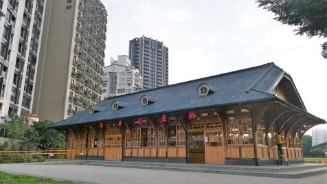 北投温泉の玄関口となっている新北投駅の傍らに日本時代からの古い駅舎が保存されています。美しさと風格を併せ持った建物で、屋根には等間隔に並んだ牛の目窓が見られます。これは採光窓をデザイン化したもので、屋根にアクセントを付けています。この駅舎は老朽化と路線の近代化計画に伴って現役を退き、一時期は台湾中部・彰化県の「台湾民俗村」に移設保存されていました。しかし、後に民俗村が廃業となったため、改めてこれを分解した上で、北投に里帰りさせるというプロジェクトが立ち上げられました。そして、2017年4月、新北投駅脇の七星公園に復元されました。現在、館内には北投の歴史を紹介する展示があり、記念品の販売なども行われています。一世紀前に設計された駅舎建築は建築好きからも熱いまなざしを送られています。