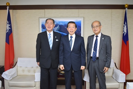 謝長廷・駐日代表（写真中央）、「NPO法人育桜会」の松澤寛文会長（左）、片木裕一理事長（右）

