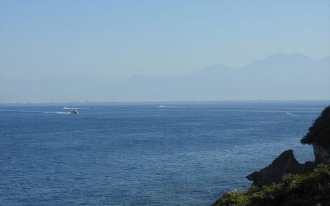 小琉球は台湾本島の南西約13キロの海上に浮かぶ島。面積約6.8平方キロの小さな島ですが、その景観は想像以上にダイナミックで、島全体が起伏に富んでいます。島内にはいくつもの景観スポットがありますが、その中でも広く知られているのが「美人洞」です。ここは海岸沿いに歩道が設けられており、散策が楽しめます。鬱蒼とした緑に覆われており、「望海亭」という見晴らし台からは崖の下に青く透きとおった大海原が見おろせます。近年、小琉球ではアオウミガメの保護に成功しており、いくつもの場所で亀の姿を見られます。運次第ではありますが、珊瑚礁の海の中をゆっくりと泳ぐ様子を探してみましょう。遠くには台湾本島の島影を確認できます。夕暮れ以降には高雄のビル群の灯りも見ることができます。