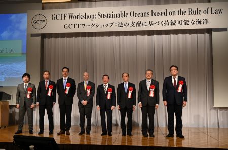 台湾、日本、米国、オーストラリアなどによるGCTF（グローバル協力訓練枠組み）ワークショップ「法の支配に基づく持続可能な海洋」が10月26日に東京都内で開催された。
写真：謝長廷・駐日代表（右４）、谷崎泰明・日本台湾交流協会理事長（右３）、ジャック・ランバート米国在台協会高雄事務所副所長（左４）