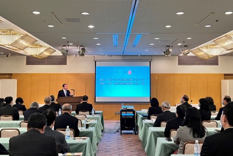 財団法人台湾医療健康産業卓越連盟基金会(Medical Excellence TAIWAN, MET)と日本のMedical Excellence Japan (MEJ)は定期的に交流活動が行われている。今回11月28日、「第2回台日国際医療交流大会」が開催され、謝長廷・駐日代表（写真正面）が挨拶した。謝・駐日代表は、台日が医療の相互補完メカニズム確立に共同で努力することは、双方の医療衛生および関連する産業のサプライチェーンをより一層密接につなぐことができであろうと期待を寄せた。
