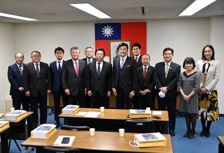 李世丙･駐日副代表(右6)、中平均･岩手県議会台湾友好議員連盟会長(左6)並びに岩手県議会台湾友好議員連盟の議員ら

