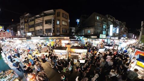夜市（ナイトマーケット）は台湾各地にある散策スポットで、台北市内にも士林夜市や寧夏路夜市など、広く知られているところがあります。その中で、最も多くの人々で賑わうと言われているのが饒河街夜市です。ここは通称「松山夜市」とも言われ、400メートルほどの路地に屋台がぎっしりと並んでいます。飲食店がメインですが、最近は土産物や工芸品などを扱う店も増えています。知名度では士林夜市に軍配が上がる印象ですが、こちらはぐっと庶民的なのも魅力です。また、松山駅側の端にある松山慈祐宮は庶民信仰の現場。松山駅から徒歩2分なので、交通も便利です。夜市散策の前後には松山慈祐宮に手を合わせ、道中の安全を祈っておきましょう。