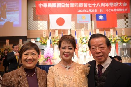 写真左より、徐佳青・僑務委員会委員長、蕭玉蘭・留日台湾同郷会会長、謝長廷・駐日代表