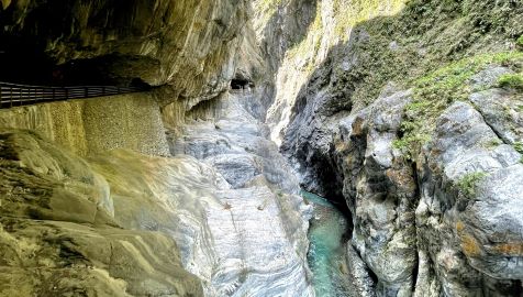 太魯閣（タロコ）峡谷は台湾東部に位置する一大景勝地。大理石の断崖の間をタッキリ渓が流れ、切り立った岩盤が迫ってきます。その雄大な景観はまさに「神業」と呼ぶにふさわしいものとなっています。渓谷は天祥（タビト）までの25キロにわたって続き、断崖が迫ります。もともとは無人地帯でしたが、霧社方面からの移住者が現在のタロコ族となりました。しかし、日本統治時代と戦後の平地への移住政策により、現在は峡谷内にタロコ族の人々を見かけることは極めてまれです。日本統治時代は徒歩が唯一の移動手段でしたが、戦後に自動車道路の建設が行われ、「東西横貫公路」の名で知られています。新道も完成しており、旧道は遊歩道として整備されています。天下の絶景をぜひともじっくり、楽しんでみてください。
