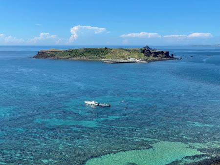 台湾海峡に浮かぶ澎湖諸島。青い海に点在する美しい島々は魅力に満ちています。西嶼坪嶼は面積0.34平方キロメートルの小さな島ですが、島全体が台地のような地形となっており、平坦ではありますが、島は起伏に富んでいます。最高地点は約40メートルで、沿岸は切り立った玄武岩の石壁が連なっています。島は約800万年前に形成されたとされ、地質的には澎湖諸島の中で最も若い島とされています。なお、この島の周囲は珊瑚の密度が高く、夏場はマリンスポーツを楽しむ人たちが訪れます。また、多くの魚介類が棲息しており、漁場としても知られています。