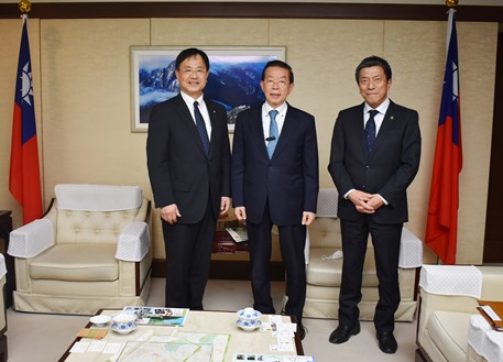 謝長廷・駐日代表（写真中央）、佐藤智・宮城県栗原市長（左）、佐藤善仁・岩手県一関市長（右）。訪問の中で、台湾の地方自治体との交流促進について、意見交換が行われた。
