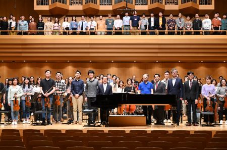 「台湾フィルハーモニック」2023東京公演の出演者らを激励するためリハーサル会場を訪れた謝長廷・駐日代表。同公演には、準・メルクル（指揮、台湾フィル音楽監督）、リチャード・リン/林品任（ヴァイオリン）、福間洸太郎（ピアノ）、東京メトロポリタン合唱団、八角塔男声合唱団らが出演した。