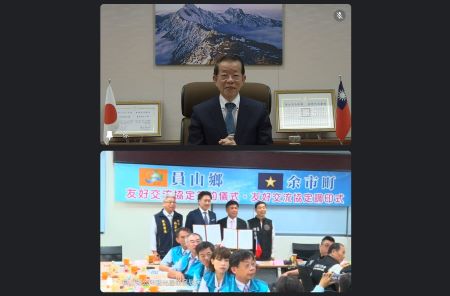 謝長廷・駐日代表（スクリーン上）、張宜樺・宜蘭県員山郷長（スクリーン下右２）、齊藤啓輔・北海道余市町長（スクリーン下左２）