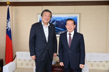 謝長廷・駐日代表（右）、夏野修・富山県砺波市長（左）