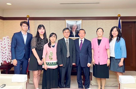 謝長廷・駐日代表（写真右3）、鄒幼涵・駐日代表処顧問（右2）、国家科学及び技術委員会の許茂新・中部サイエンスパーク管理局長（左4）ら一行5名。
一行は来日期間中、東京および京都の姉妹パークを訪問すると共に、日本企業の台湾誘致を呼びかけ、日本企業の台湾投資やすでに投資している日本企業の増資実現に期待を寄せた。
