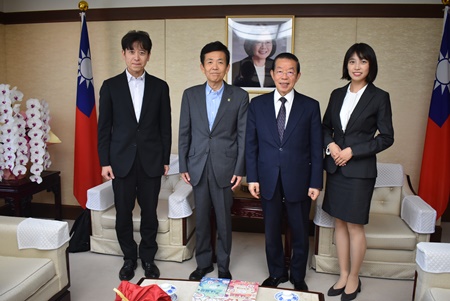 謝長廷・駐日代表（写真右2）、西秀記・青森市長（左2）、青森市の国際交流員を務める台湾出身の呉詠心さん（右1）。


