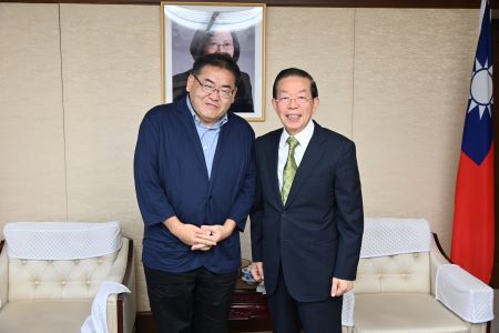 謝長廷・駐日代表（右）、片倉佳史・武蔵野大学客員教授（左）