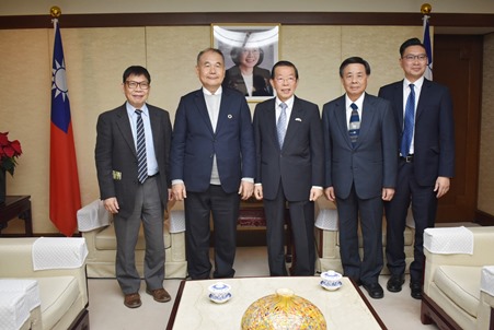 謝長廷・駐日代表（写真中央）、呉明敏・全国農業金庫董事長（左2）。
