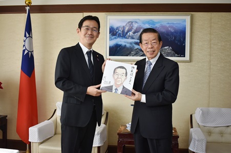 漫画家でもある赤松健・参議院議員（写真左）から手書きの似顔絵を贈られる謝長廷・駐日代表（写真右）。
