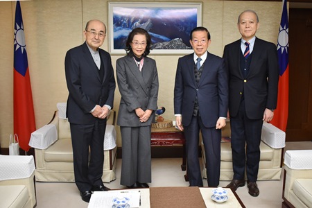 謝長廷・駐日代表（写真右2）、「一般財団法人台湾協会」の清水一也・理事長（左1）、八田修一・専務理事（右1）、森美根子・理事（左2）
