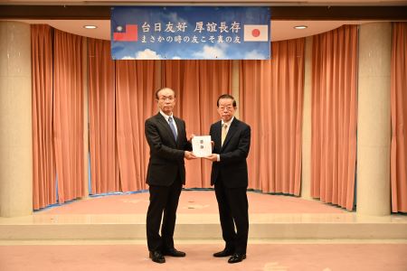 谷崎泰明・日本台湾交流協会理事長（写真左）より台湾花蓮震災への緊急無償資金協力目録を謝長廷・駐日代表（右）に手交した。