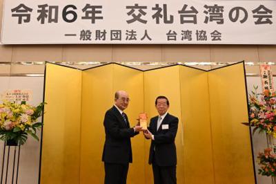 一般財団法人「台湾協会」が謝長廷・駐日代表に感謝のトロフィーを贈呈